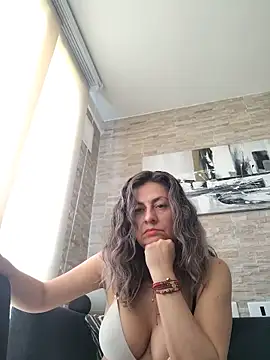 Latiinvenushot Adlı Modelin Canlı Sohbet Odası