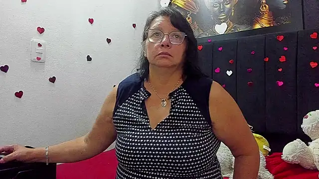 Evaaross_2345's Live Chat Room