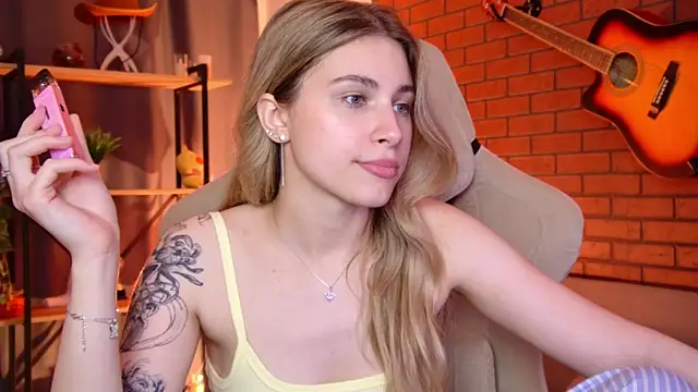 EllieCutes' Live Chat Room