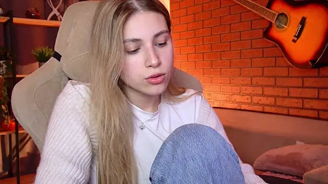EllieCutes Adlı Modelin Canlı Sohbet Odası