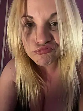 LaRa_forU Adlı Modelin Canlı Sohbet Odası