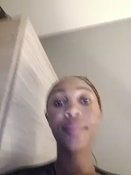 Hannah_107's Live Chat Room