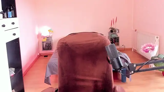 Živá chatovací místnost OddlyFamiliar