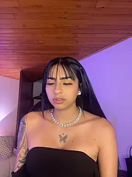 Hilary_pinkk Adlı Modelin Canlı Sohbet Odası