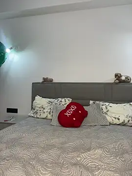 CurlyLara Adlı Modelin Canlı Sohbet Odası