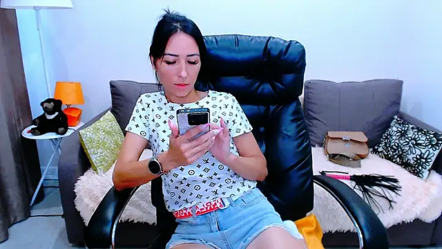 BURNING-BRUNETKA's Live Chat Room