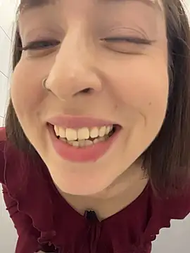 חדר צ'אט בשידור חי של Holly_Play