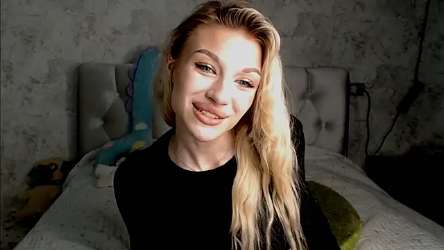 Ella_Milla's Live Chat Room