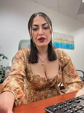 غرفة دردشة YourQueen18 المباشرة