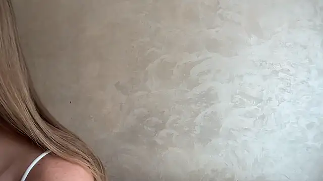 CaitlinaJayne23 Adlı Modelin Canlı Sohbet Odası