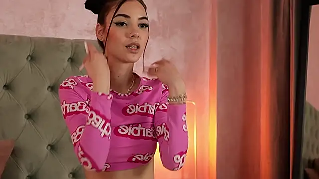 LucyWilow Adlı Modelin Canlı Sohbet Odası