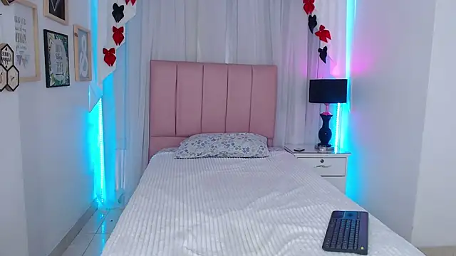 Ivyy_Crystal Adlı Modelin Canlı Sohbet Odası
