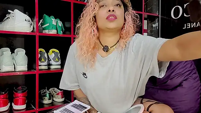Sala de chat ao vivo de Indianbrownie