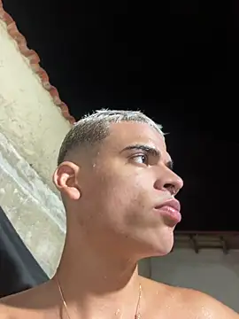 Seks show uživo modela PrincesLeo na kameri