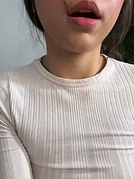 חדר צ'אט בשידור חי של Emily_Clark1