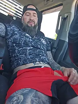 Beardedtattood: απευθείας σέξι σόου στην κάμερα
