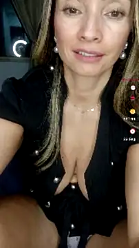 Loly_Horny's Live Chat Room