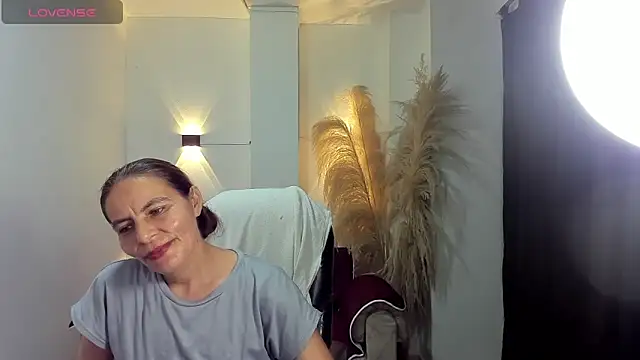 Milf_karlye's Live Chat Room