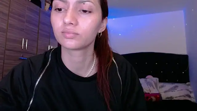 holy_juli Adlı Modelin Canlı Sohbet Odası