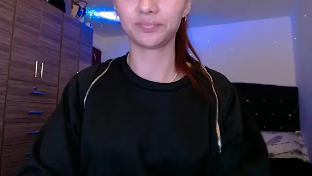 holy_juli Adlı Modelin Canlı Sohbet Odası