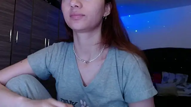 holy_juli Adlı Modelin Canlı Sohbet Odası