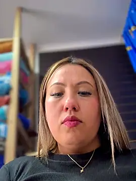 VIOLETA-25_'s Live Chat Room