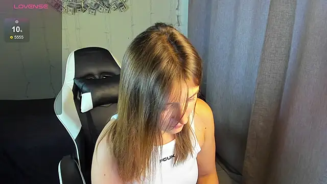 Eva_toy Adlı Modelin Canlı Sohbet Odası
