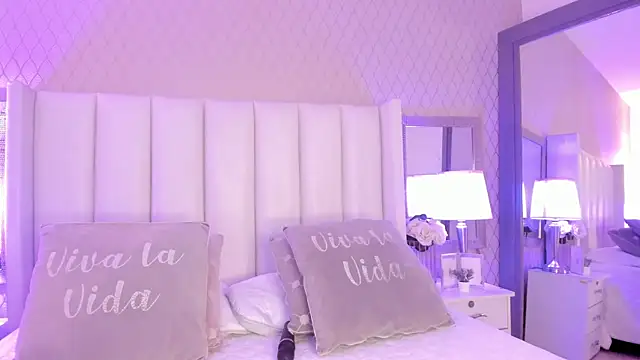 SophiaSmiiths_ Adlı Modelin Canlı Sohbet Odası