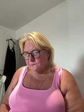 Živá chatovací místnost MoistCurveyChanel