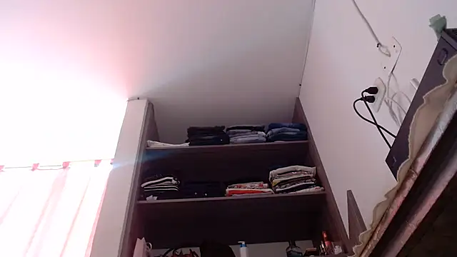 غرفة دردشة nicolle_milf1978 المباشرة