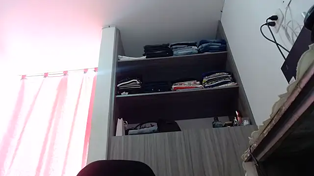 חדר צ'אט בשידור חי של nicolle_milf1978