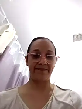 nicolle_milf1978's Live Chat Room