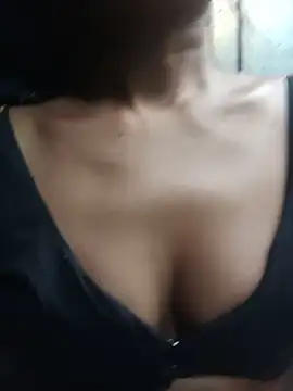 Kajal-Mehra Adlı Modelin Canlı Sohbet Odası