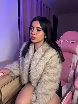 Emily-14 Adlı Modelin Canlı Sohbet Odası
