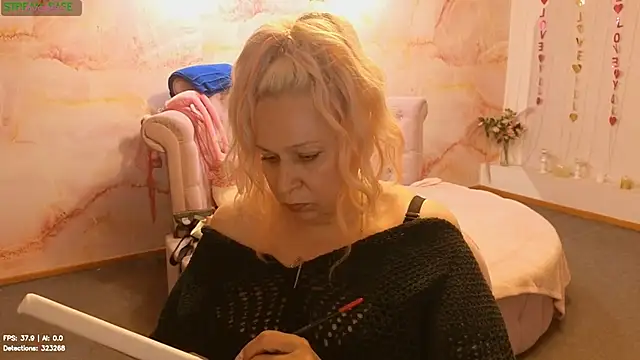 Penelope_Pinky – Naživo chatovacia miestnosť