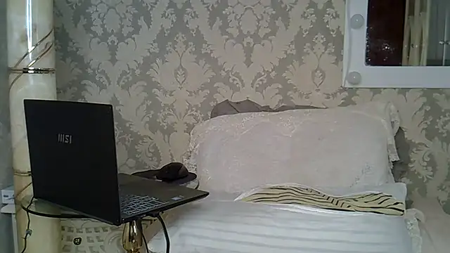EllaJohnsonX's Live Chat Room