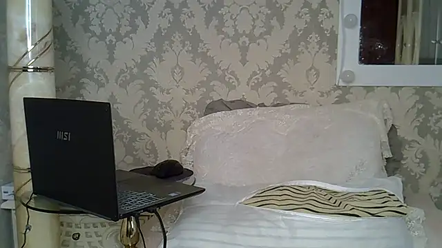 EllaJohnsonX's Live Chat Room