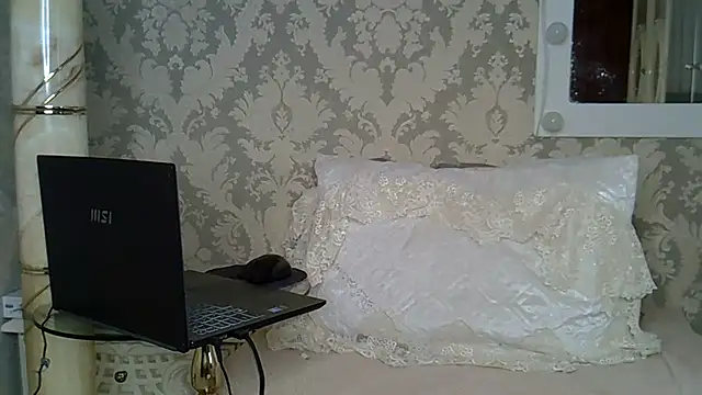 EllaJohnsonX's Live Chat Room