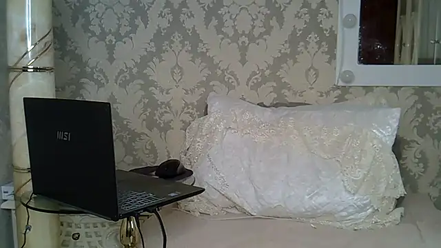 EllaJohnsonX's Live Chat Room