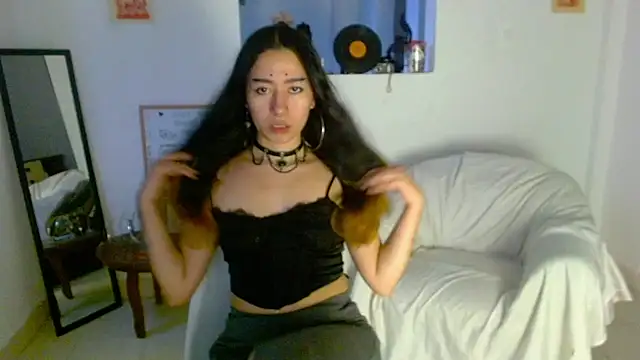 Maam_Ine Adlı Modelin Canlı Sohbet Odası