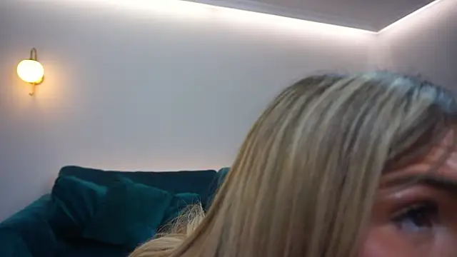 amiraroshen's Live Chat Room