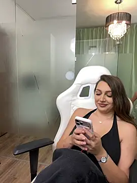 חדר צ'אט בשידור חי של ClaraaJoy