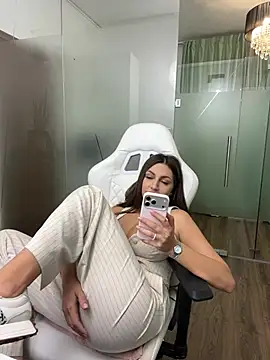 غرفة دردشة ClaraaJoy المباشرة