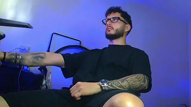 Seks show uživo modela XanderCage99 na kameri