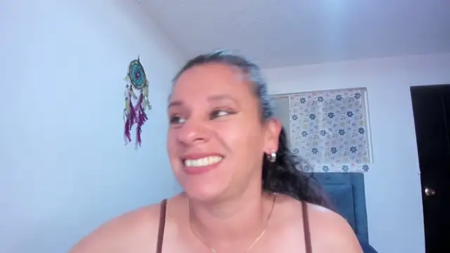 sofi_saliva2511's Live Chat Room