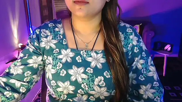 Mitikaa Adlı Modelin Canlı Sohbet Odası