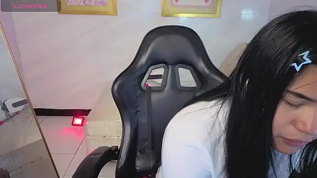 Paulette_v Adlı Modelin Canlı Sohbet Odası