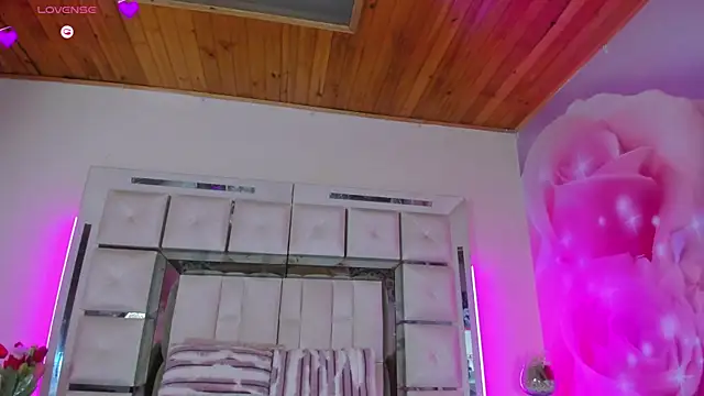 emili_clark Adlı Modelin Canlı Sohbet Odası