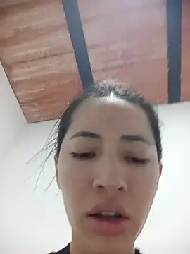 -Nicol Adlı Modelin Canlı Sohbet Odası