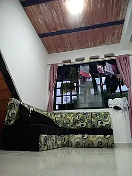 -Nicol Adlı Modelin Canlı Sohbet Odası